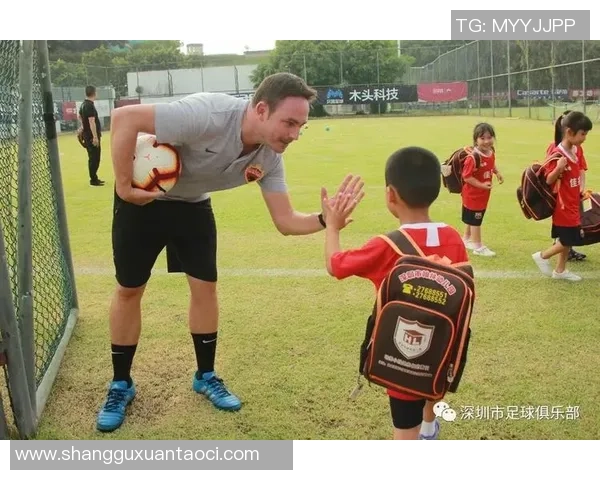 每天与不同足球明星亲密接触,感受他们的训练与生活魅力 每天与不同足球明星亲密接触,感受他们的训练与生活魅力